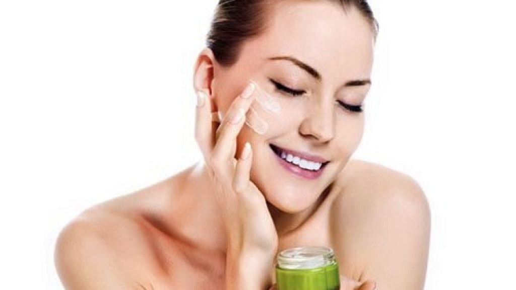 Làm sạch da mặt với sữa rửa mặt dịu nhẹ