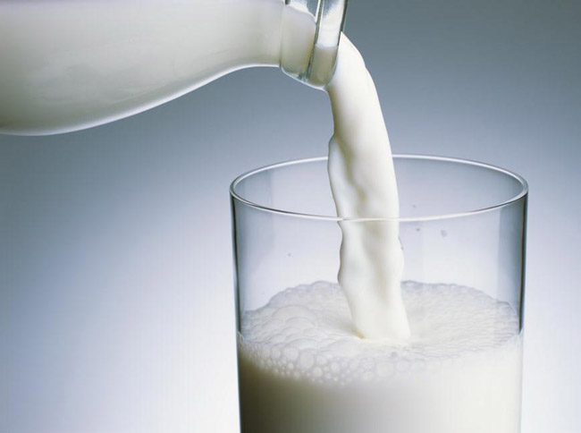 trị thâm mụn bằng sữa tươi không đường