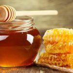 Nặn mụn xong có nên bôi mật ong không