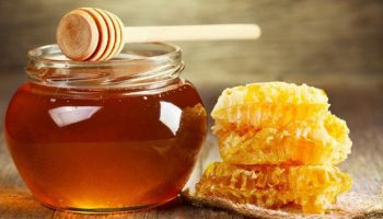 Nặn mụn xong có nên bôi mật ong không