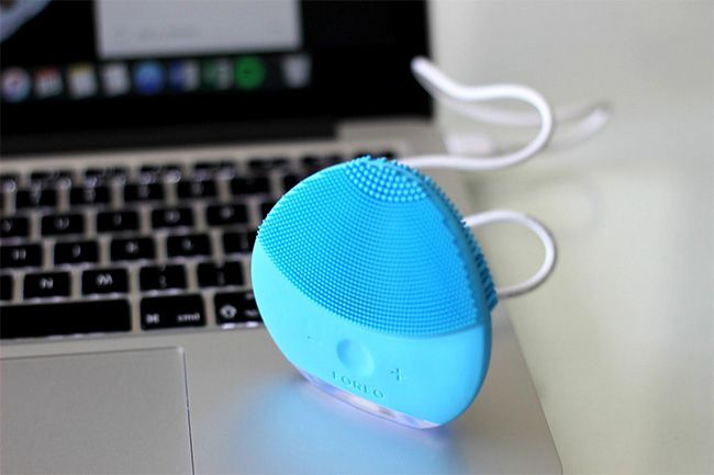 Máy rửa mặt foreo có thể sạc qua cổng USB hoặc phụ kiện đi theo máy. cong-sac-may-rua-mat-foreo