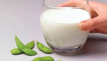 Bị mụn có nên uống sữa đậu nành không?