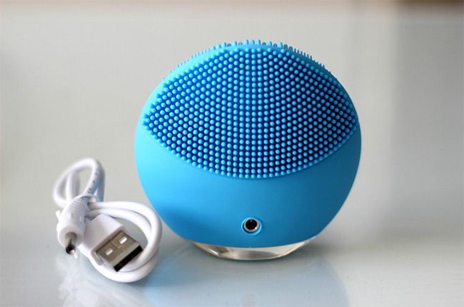 Thiết kế không nắp đậy lỗ sạc điện của máy rửa mặt Foreo. thiet-ke-khong-nap-day-lo-sac-may-rua-mat-foreo