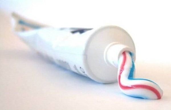 cách trị thâm môi bằng kem đánh răng